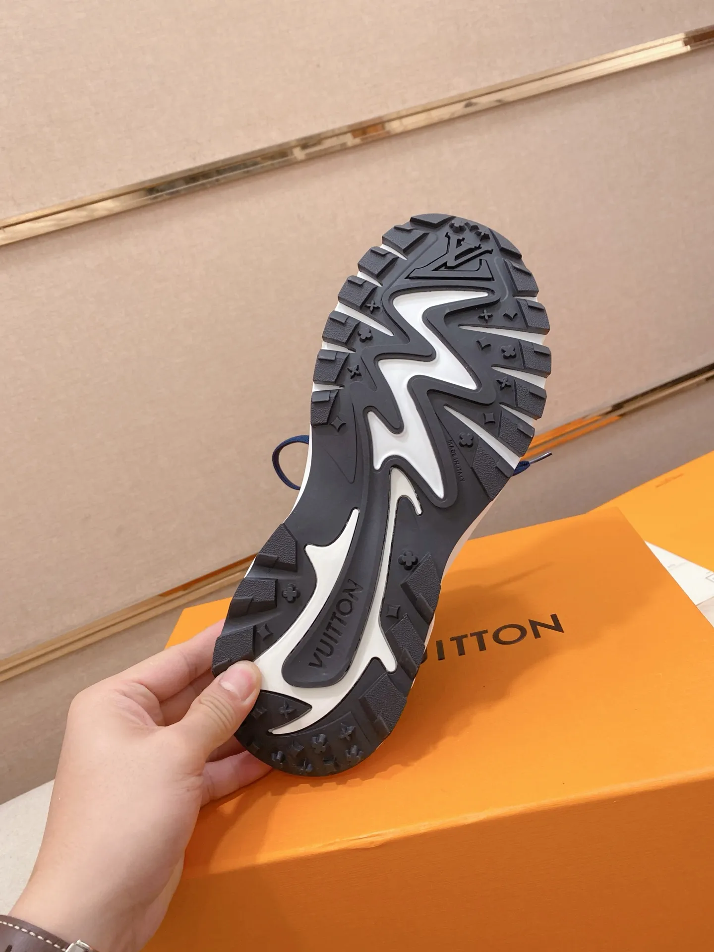 Men's Men's Shoes💰: 620💰The high version of the LV Runner Tatic sneakers are made of a whole piece of technical knitting to create an easy-to-take-on design, and are trimmed with cow leather to outline the upper. The LV logo on the side creates a dynamic feel among the textures, and the leather back strap is shaped like the handle fasteners in the Louis Vuitton leather goods collection. Mixed materials Laces Louis Vuitton accents Rubber outsole with Vuitton logo Size 39-44 Customizable 38.45.46